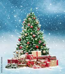 Bunt verpackte Geschenke unter dem Weihnachtsbaum Stock-Foto | Adobe Stock