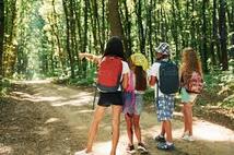 Suche nach einem Weg. kinder, die mit reiseausrüstung im wald spazieren gehen 15458755 Stock-Photo bei Vecteezy