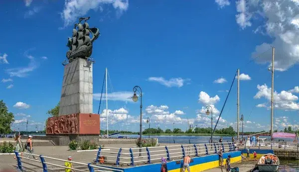 Херсон Украина 2021 Памятник Первым Судостроителям Набережной Реки Днестр Херсоне — стоковое фото