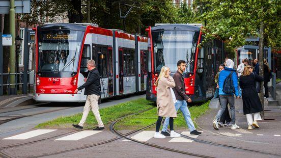 Minder trams en bussen door personeelstekort: dit verandert er - Omroep West