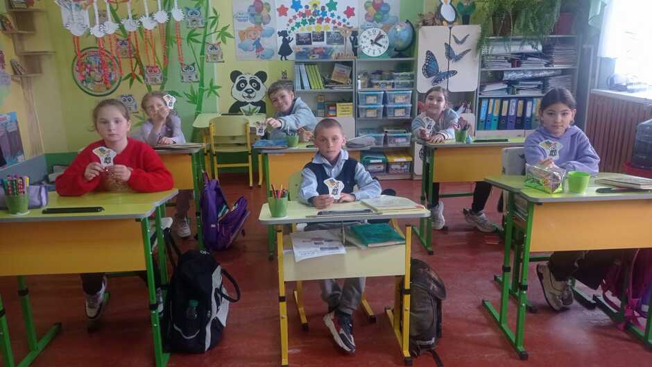 Возможно, это изображение 6 человек, люди учатся и стол