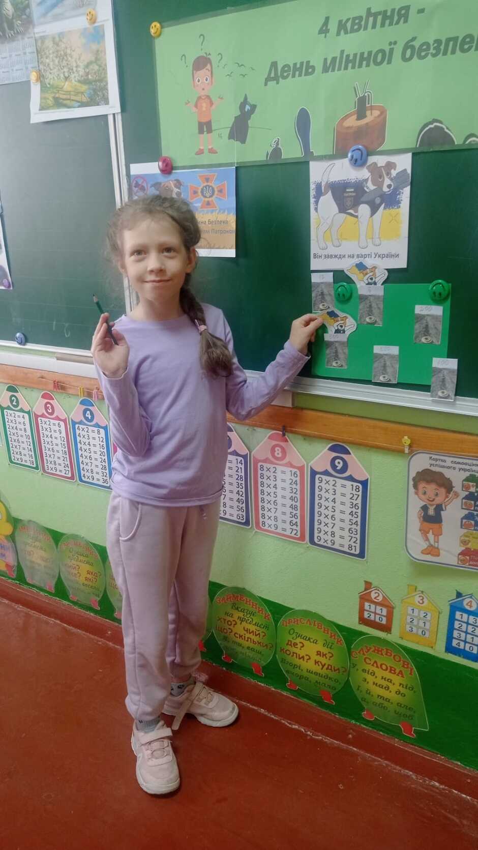 Возможно, это изображение 1 человек, ребенок, дерево и текст