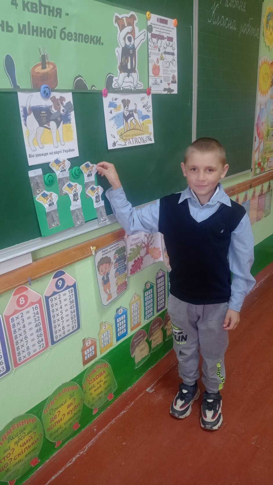 Возможно, это изображение 1 человек, ребенок и текст