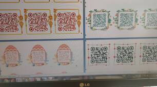 Декорація пасхальних яєць, вітальна листівка. QR-код