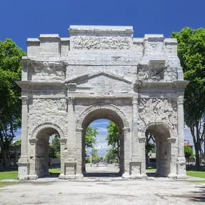 The famous triumphal arch of Orange in square view — стокове фото