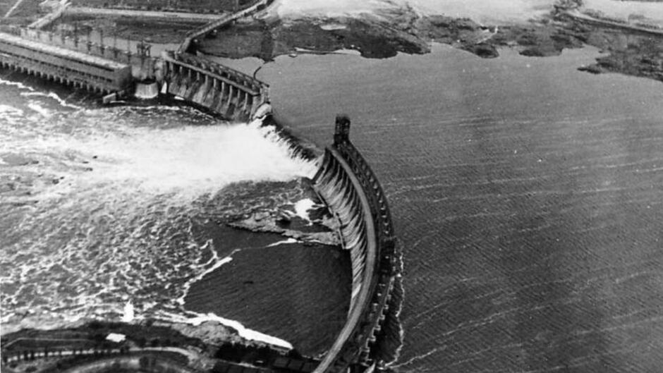 У 1941 році було підірвано ДніпроГЕС, щоб зупинити німців. Скільки людей загинуло?