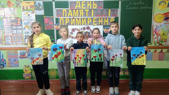Возможно, это изображение 6 человек и текст