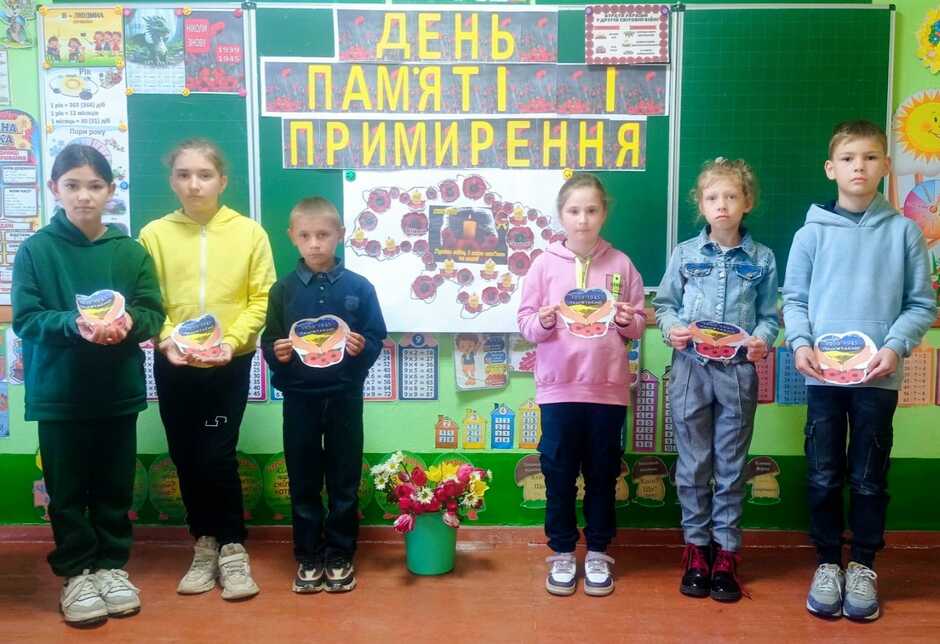 Возможно, это изображение 6 человек и текст