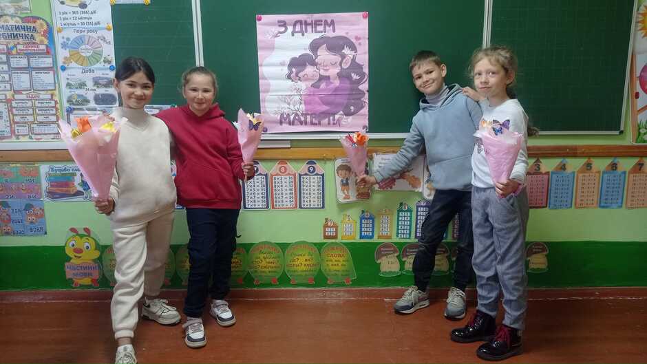 Возможно, это изображение 4 человека, ребенок и текст