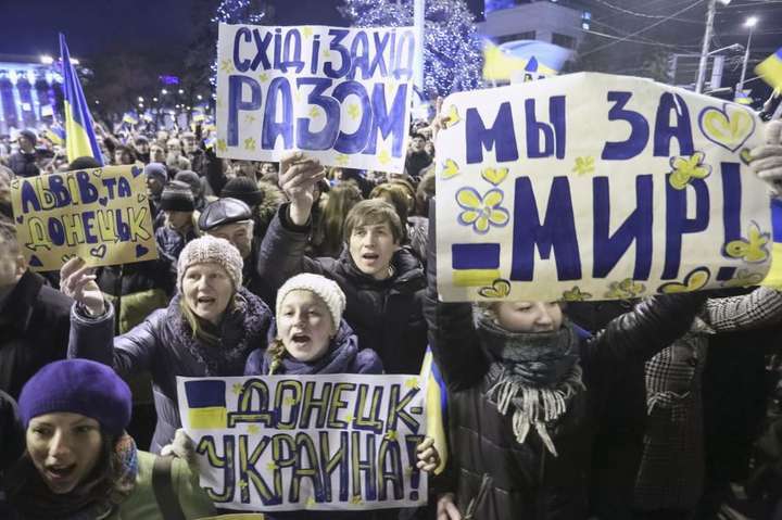 Донецький Майдан від першої особи: Коли з обладміністрації скидали прапор, міліціонер запитав, чому я плачу - Главком