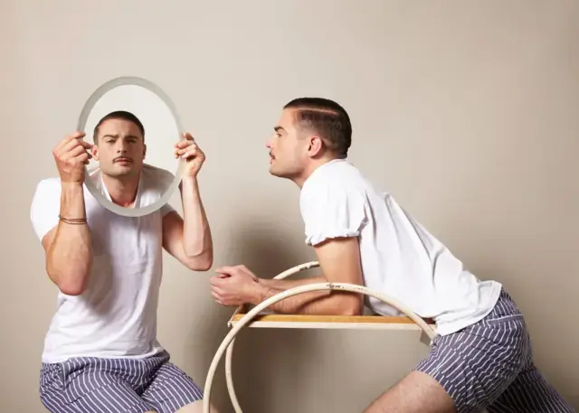 чоловік біля дзеркала