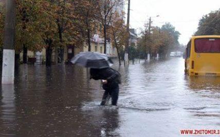Сильна злива перетворила вулиці Житомира на бурхливий потік води — Укрaїнa