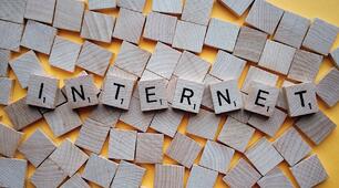 Listening. Text "Cyberholics: Are You Addicted to the Internet?"