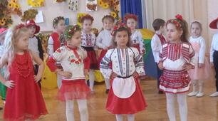 Сценарій дозвілля "Подорож до чарівниці Осені" для дітей молодшого дошкільного віку