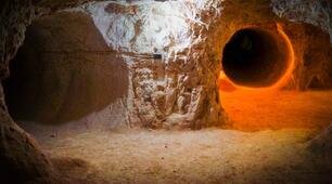 Listening. Text "Coober Pedy – The Underground Town"