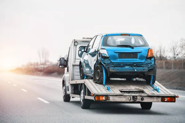 Буксирування Вантажівки Пошкодженим Автомобілем Після Автомобільної Аварії — стокове фото