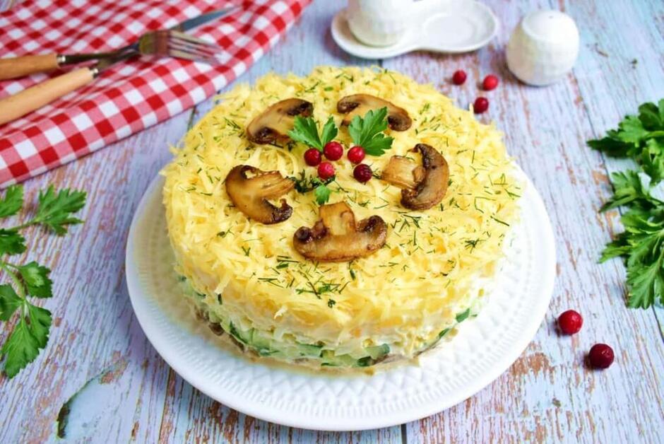 Новорічний салат з ананасом, куркою та шампіньйонами