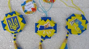 7 клас НУШ Проєкт "Сувеніри та обереги". Презентація до уроку 3 "Технологічна  послідовність виготовлення патріотичного сувеніру зі стрічок «Підвіска для автомобіля»  з дотриманням правил безпечної праці."